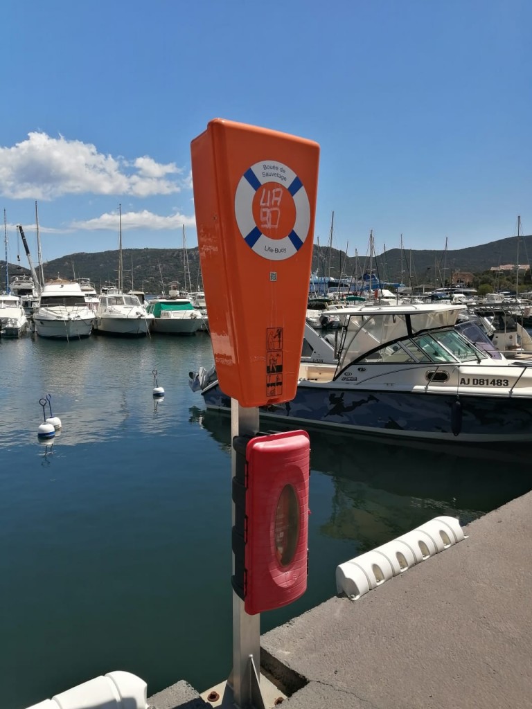 Borne bouée et extincteur Porto Vecchio